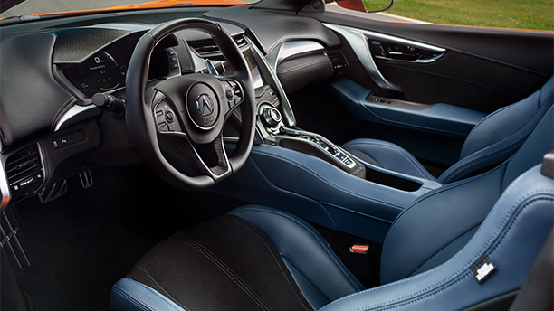 Cockpit of an Acura NSX. / Cockpit d’une Acura NSX.